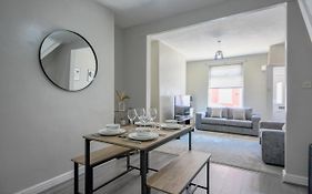 Stay With Alexandra - Free Parking - Free Wifi Superb Location